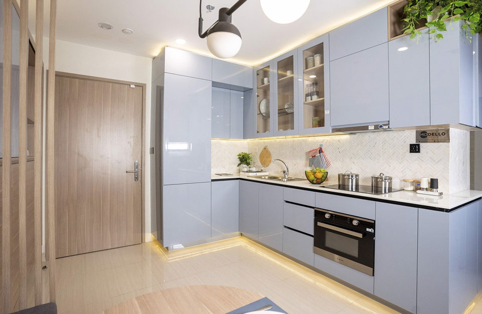 nên làm tủ bếp nhựa hay tủ bếp gỗ MDF