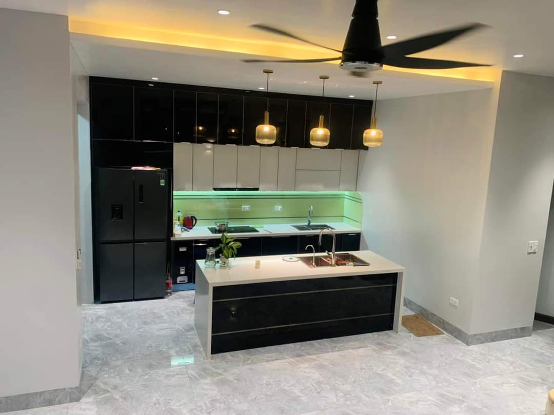 nên làm tủ bếp nhựa hay tủ bếp gỗ MDF