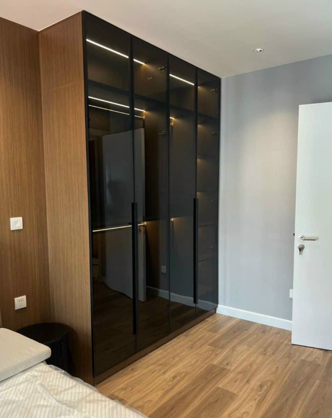 Mẫu Tủ Kính Tối Giản – Giải Pháp Sang Trọng Cho Căn Hộ Chung Cư
